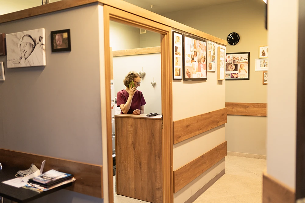 Centrum Naturalnie Rybnik przychodnia, Pani Katarzyna w&nbsp;recepcji rozmawia przez&nbsp;telefon